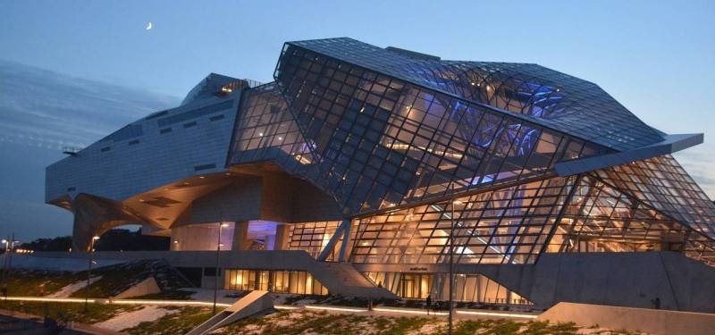 Succès des films connectés à opacité variable au musée des Confluences à Lyon