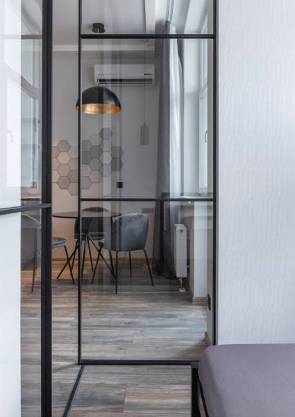 Equiper les cloisons de vitrées de bureaux avec des films connectés à effet dépoli noir à Paris