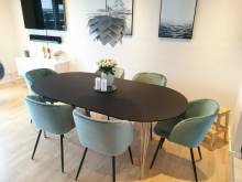 Pose d'un adhésif Cover styl pour relooking d'une table