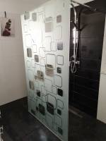 Exemple de film de décoration installé sur les parois d'une douche dans une maison à Montélimar