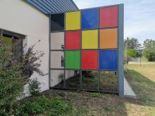 Collage d'un adhésif imprimé sur un film anti-chaleur pour la protection solaire des surfaces vitrées d'un local professionnel à Valence, en région Rhône-Alpes
