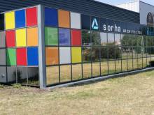 Films adhésifs de décoration pour animer une vitrine commerciale à Valence, Drôme