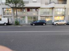Vitrine d'un cabinet d'ortophonie avant pose de films anti-regards occultants à effet dépoli à Lyon