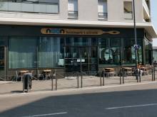 Baies vitrées d'une boulangerie avant pose de films solaires anti-chaleur à Villeurbanne, près de Lyon (69)