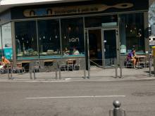 Pose de films solaires anti-chaleur sur les vitrines d'une boulangerie à Villeurbanne, Rhône-Alpes (69)