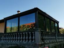 Pose de films solaires sur les baies vitrées d'une maison individuelle à Vaulx-en-Velin, près de Lyon