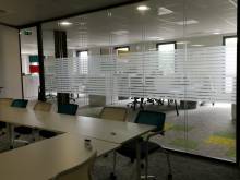 Pose sur_mesure de vitrophanies imprimées pour créer l'intimité dans les bureaux à Limonest (69)