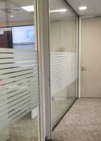 Exemple de vitrophanies de marquage installée sur les cloisons vitrées de bureaux ou de magasins à Villeurbanne, près de Lyon (69)
