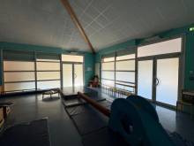 Film dépolis opaques sur vitrages existants pour une école en Haute-Savoie