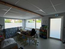 Film dépoli anti-regard pour éviter les regards extérieurs dans une école en Haute-Savoie