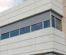 Des stores sur mesure extérieurs installés sur les vitrages professionnels dans la Métropole de Lyon