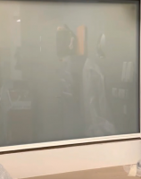 Opacité de la cloison vitrée d'une salle d'examen dans un hôpital en Avignon commandée à distance grâce à la pose d'un film connecté sur le verre