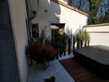 Un film solaire à effet miroir sans tain modéré  pour rejeter la chaleur sur les fenêtres d'une villa à Montélimar