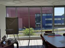 Rejet de la chaleur avec 50% de la lumière conservée grâce à la pose d'un film solaire Solarscreen sur les vitrages de bureaux à Montpellier, Occitanie