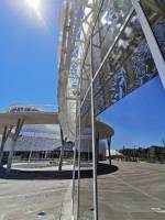 Pose d'un film solaire sur les vitrages du Palais des Congrès et du Casino Barrière au Cap d'Agde