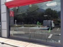 Films solaires posés sur les vitrines d'une surface de vente pour protéger les articles exposés en vitrine : illustration concrète dans un magasin 4 pieds de Saint Egrève, 38120