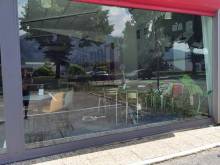 Protéger les vitrines des effets de décoloration des UV tout en préservant la luminosité dans un magasin de meubles près de Grenoble, dans l'Isère