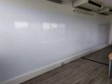 Réalisation d'un tableau blanc magnétique et effaçable sur mesure avec  un film PVC Solar Screen sur des cloisons de bureaux à Tricastin, Drôme