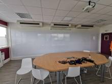 Application de films adhésifs pour concevoir des tableaux blancs magnétiques et effaçables sur les cloisons de bureaux vers Monaco