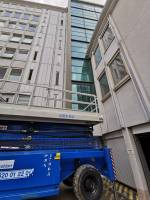 Location d'un engin de levage pour l'application de films solaires sur une cage vitrée d'ascenseur de 26 m de hauteur, Lyon 3ème