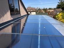Comment protéger de la chaleur les surfaces en polycarbonate : exemple d'application d'un film solaire sur un abri de piscine dans la région de Vienne en Isère