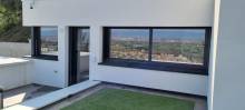 Exemple d'application de films solaires sur les fenêtres d'une villa en Ardèche
