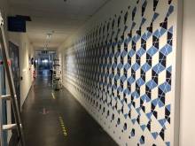 Pose de papier peint adhésif avec impression personnalisable dans des bureaux près de Lyon