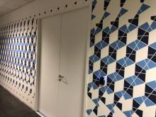 Décoration de bureaux en Rhône Alpes : exemple de cloisons pleines ou vitrées équipées de tapisserie pré collée imprimée sur mesure