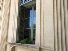 Illustration d'une fenêtre du tribunal judiciaire de Nîmes équipée d'un film adhésif de sécurité