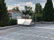Isolation avec film adhésif solaire du toit en verre du gymnase de Montpellier