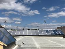 Pose d'un film solaire anti UV, anti chaleur et anti éblouissement sur le toit de verre d'un bâtiment public dans l'Hérault