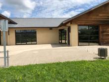 Films de proetction solaire installés sur les baies vitrées des salles municipales d'une mairie près d'Annecy