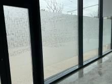 Application d'un film adhésif anti vis à vis sur les cloisons vitrées extérieures d'une entreprise près de Montpellier