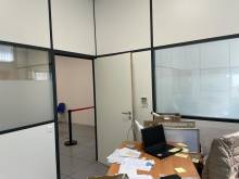 Cloisons de bureaux près de Saint Laurent du Var équipées de films adhésifs d'intimité à effet sablé