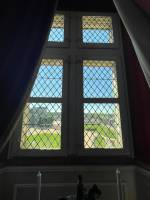 Un film adhésif contre la décoloration qui renforce la résistance des vitraux pour protéger les vitreries des châteaux de la Loire dans la région de Tours
