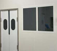 Porte vitrée et fenêtre intérieure d'une usine agroalimentaire à Carcassonne équipées d'un film anti éclat