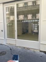 Vue extérieure de la vitrine d'un magasin après pose d'un film intelligent à Paris 9ème