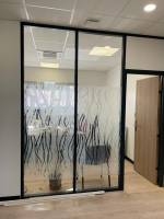 Paroi vitrée toute hauteur avec film de décoration posé en survitrage : bureaux près de Toulon en PACA