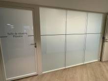 Salle de réunion avec cloisons vitrées à transparence ou opacité contrôlée à distance