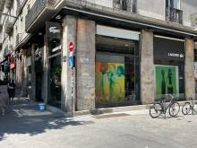 Application d'un film solaire anti décoloration sur les vitrines du magasin LACOSTE de Grenoble
