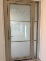 Porte avec film à opacité contrôlée à Paris