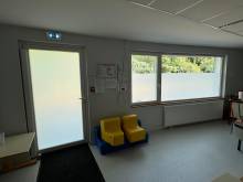 Film dépoli anti-regard pour éviter les regards extérieurs dans une école près de la Suisse