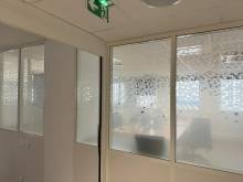 Pose de films adhésifs décoratifs pour apporter de la confidentialité dans les espaces professionnels du 26