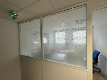 Bureau préservé des regards avec le film décoratif Pixel