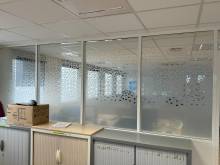 Pose de films adhésifs décoratifs pour apporter de la confidentialité dans les espaces professionnels dans la Drôme