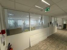 Vitrophanie personnalisée pour bureaux professionnels dans la Drôme