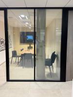 Création d'une salle de réunion confidentielle avec la pose de film à opacité variable dans le 69