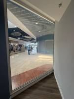 Film à opacité contrôlée en mode opaque vu de l'intérieur du magasin Krys de Carrefour Perpignan