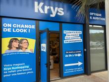 Devanture du magasin Krys Auchan Perpignan porte recouverte d'un film connecté opacifiant