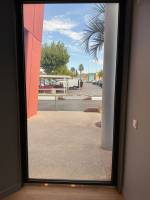 Film à opacité variable en mode transparent sur porte à Perpignan 
